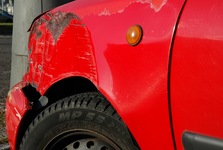 Automat na květiny v Rousínově skončil pod koly auta. Policisté hledají svědky