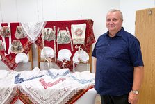 OBRAZEM: Krojové poklady v Radniční galerii. V Kyjově jsou k vidění historické šátky i čepce