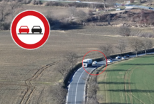 Řidiči u Kyjova porušili zákaz a nebezpečně předjížděli, usvědčil je dron Řidiči u Kyjova porušili zákaz a nebezpečně předjížděli, usvědčil je dron